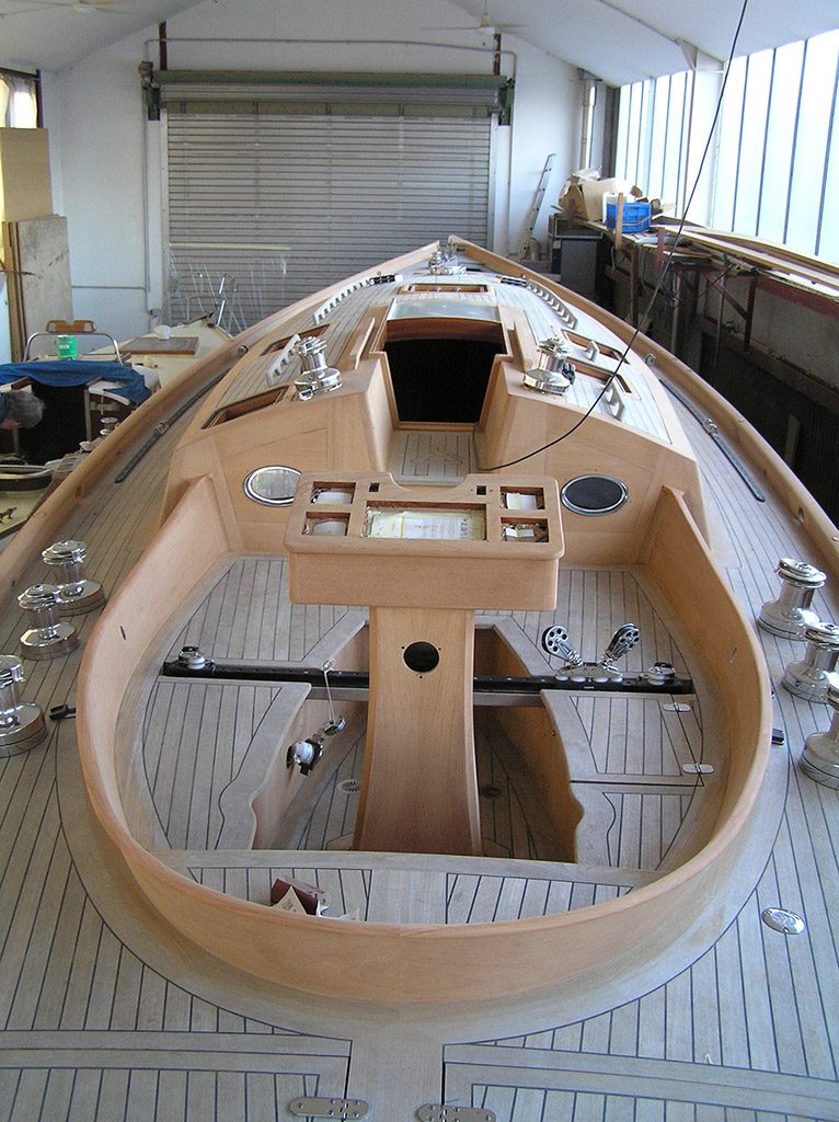 Neubau in der Werfthalle: Deck und Cockpit mit frischem Teakbelag