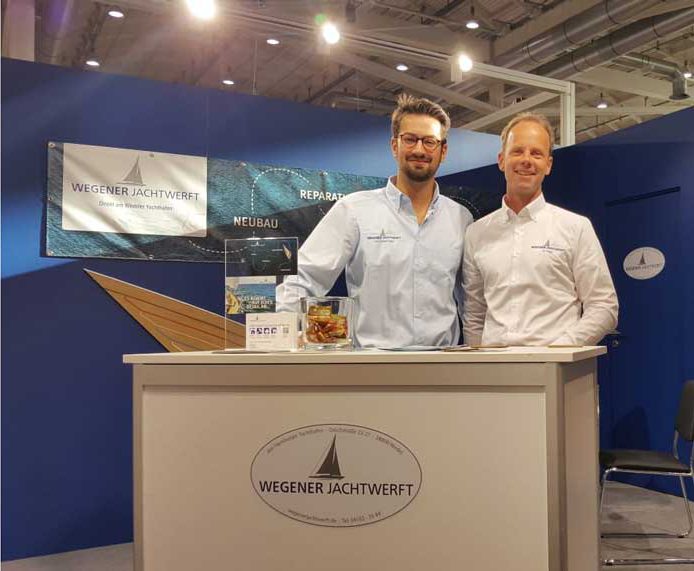Zwei Mitarbeiter am Messestand der Wegener Jachtwerft